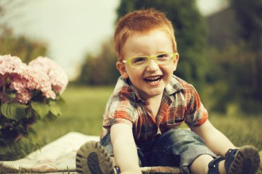 Gülen çocuk pikniğe