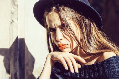 Kırmızı dudaklar ile moda kadın