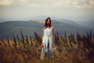 Sahada oldukça sevimli esmer