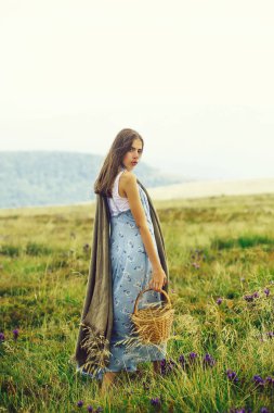 Sahada oldukça sevimli esmer