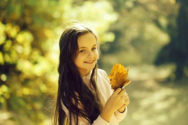 Sevimli okul çağındaki kız