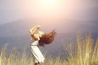 alanda güzel bir kız