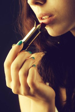 kırmızı gül ruj ile eller