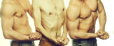 Sportif kas güçlü seksi vücut beyaz arka plan üzerinde izole Studio ile iki sporcular arasında ince adam poz