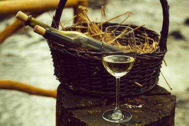 Şarap cam şişe sepet içinde yakınındaki