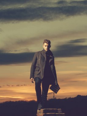 Dusk yakışıklı adam