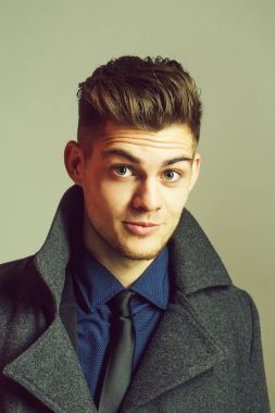 yakışıklı seksi şık erkek gülümseyen