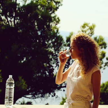 Güzel kız içecekler su