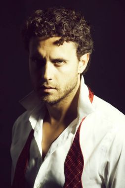 Bugüne kadar untied kırmızı yay ile maço adam