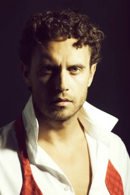 Bugüne kadar untied kırmızı yay ile maço adam