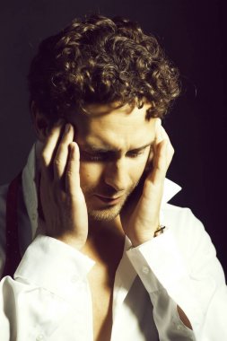 Bugüne kadar untied kırmızı yay ile maço adam