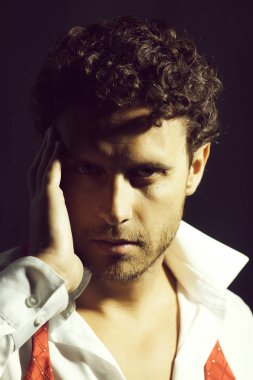 Bugüne kadar untied kırmızı yay ile maço adam