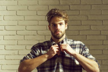 Şaşırmış yakışıklı adam düğmeleri gömlek