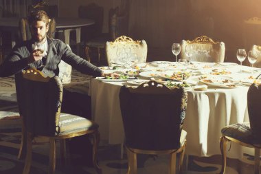 Yakışıklı adam içki şarap