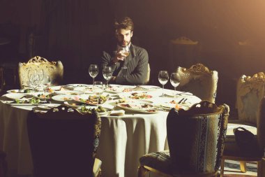 Yakışıklı adam içki şarap