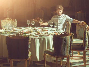 Yakışıklı adam içki şarap