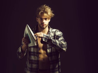 Demir ile tişörtlü adam