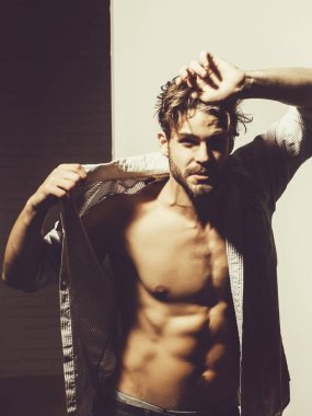 Yakışıklı adam kas gövde gösterir