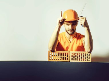 Seksi kaslı erkek yapıcı.