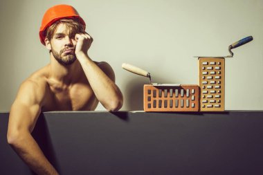 Seksi kaslı erkek yapıcı.