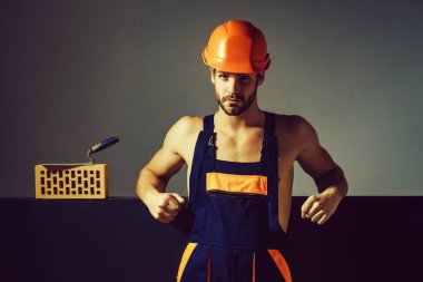 Seksi kaslı erkek yapıcı.