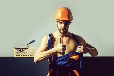Seksi kaslı erkek yapıcı.