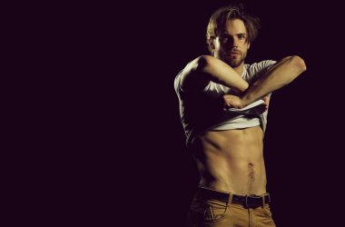 Yakışıklı erkek soyunma beyaz tshirt