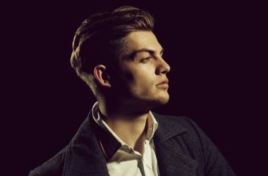 Ciddi yüzle poz şık sarışın saçlı yakışıklı adam