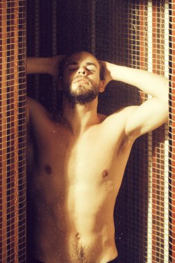 kas ıslak yakışıklı duş su altında