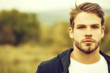 Genç seksi adam sakallı