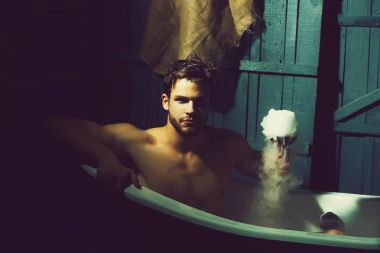Banyo cam olan adam