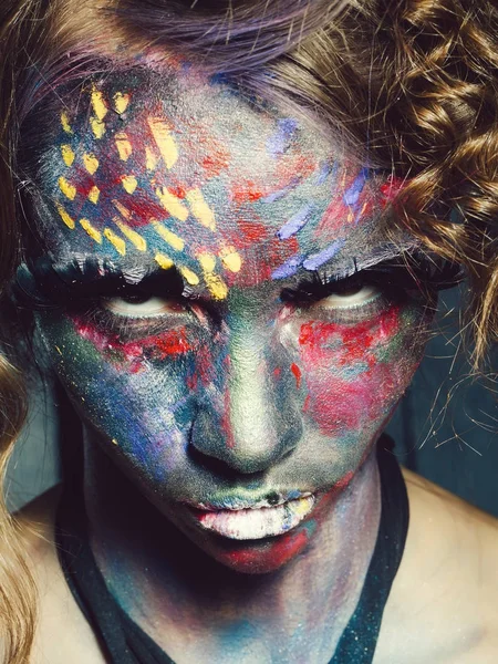 Paited yüz kadınla