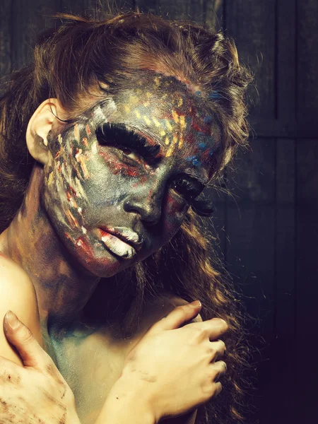 Paited yüz kadınla