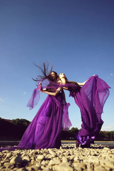 Mor elbise kadınlarda