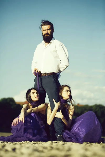 Barbu Bel Homme Chemise Blanche Debout Avec Deux Jeunes Jolies — Photo