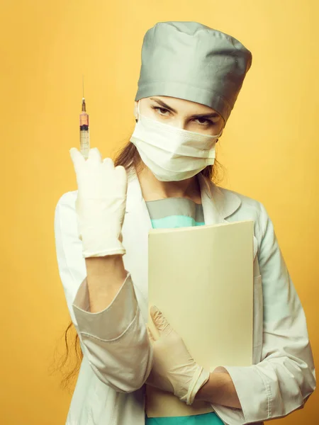 Enfermeira com seringa e pasta — Fotografia de Stock