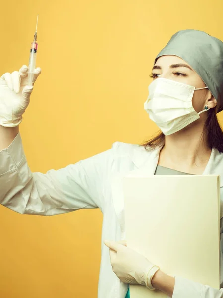 Sjuksköterska med sprutan och mapp — Stockfoto