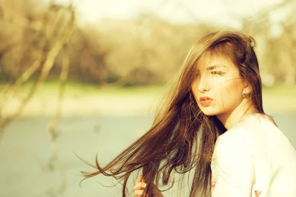 Sensual jovem mulher ao ar livre — Fotografia de Stock