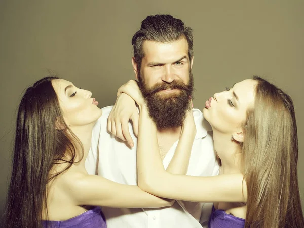 Homme barbu et deux femmes — Photo