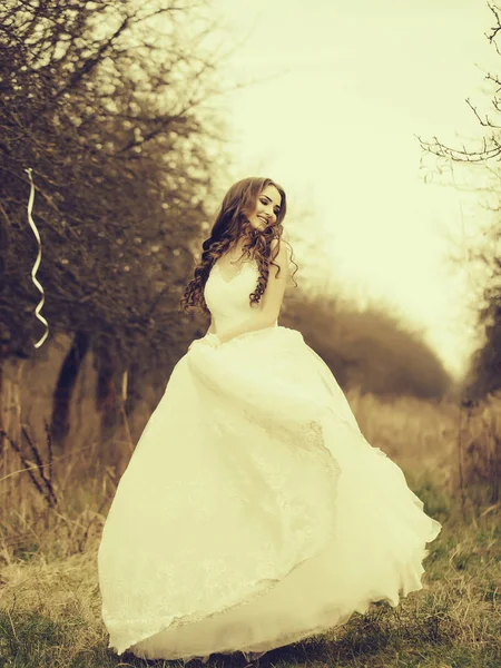 Gelukkig dansende bruid — Stockfoto
