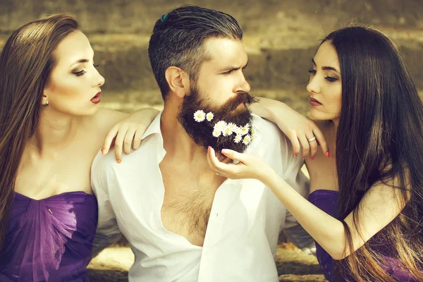 sakallı adam ve kadın merdivenlerde