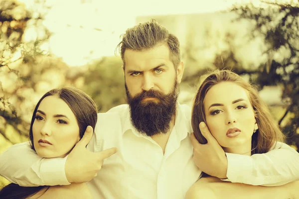 Homme barbu et deux femmes en plein air — Photo