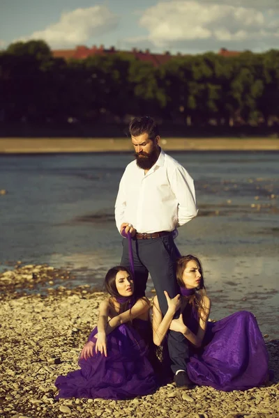 Sakallı adam ve iki kadın açık