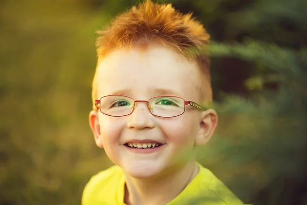 Menino feliz com cabelo vermelho em óculos — Fotografia de Stock