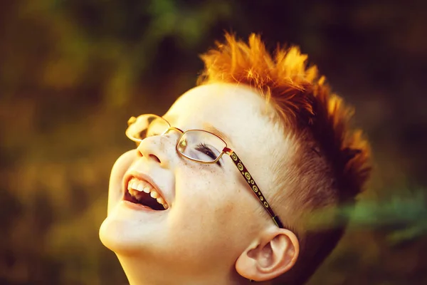 Menino feliz com cabelo vermelho em óculos — Fotografia de Stock