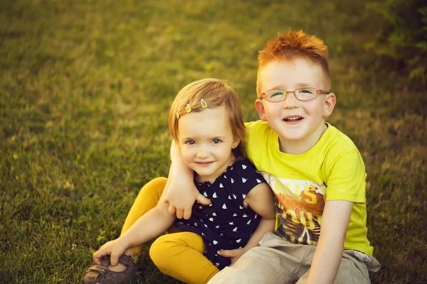 Baby Mädchen und Junge — Stockfoto