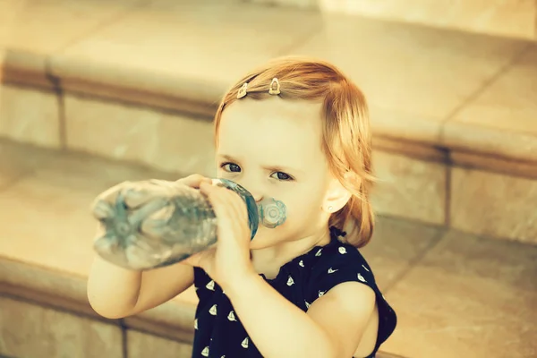 Cute baby girl drinks water — Stock Photo, Image