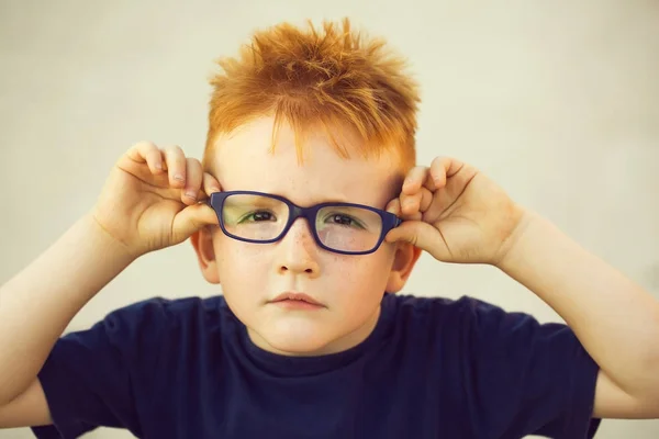 Дитячий хлопчик в блакитних окулярах — стокове фото