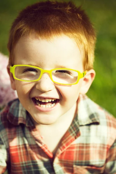 Retrato Engraçado Feliz Sorrindo Menino Bonito Com Cabelo Vermelho Camisa — Fotografia de Stock