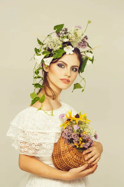 Sexy Chica Mujer Con Maquillaje Moda Cara Bonita Corona Flores — Foto de Stock
